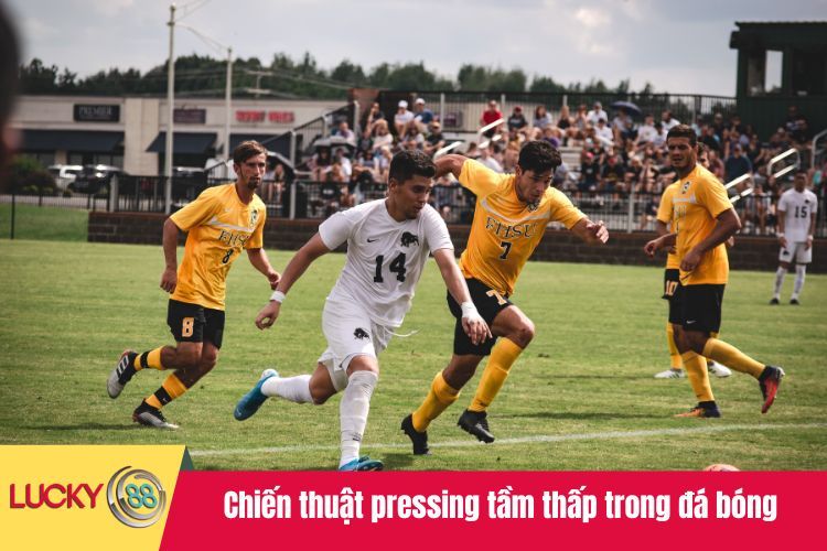 Chiến thuật pressing tầm thấp trong đá bóng